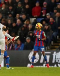  中场核心远射世界波，助球队登顶榜首