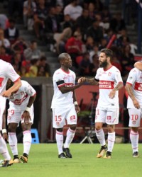  巴黎圣日耳曼主场大胜登顶