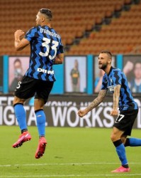  那不勒斯替补建功，客场险胜保留希望  