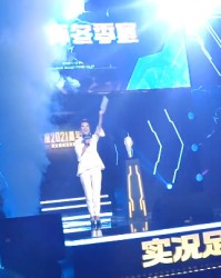  电竞解说激情澎湃点燃赛场氛围