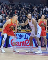  山东高速篮板碾压战胜北京控股男篮