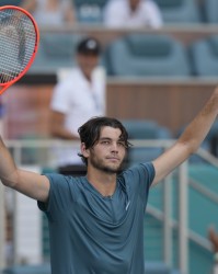  弗里茨发球时速破纪录震撼全场观众