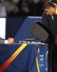  裁判判罚争议不断，VAR技术成焦点话题  