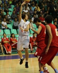  球星慈善赛温暖开踢，爱心捐款突破纪录  