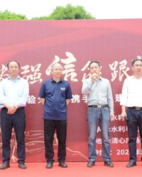  足坛名宿观战，现场指导激励士气