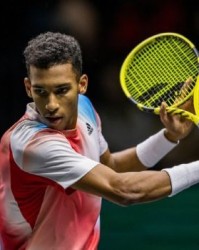  阿利亚西姆网前截击精妙，直落两盘横扫过关