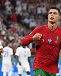  葡萄牙老将C罗梅开二度助球队登顶欧国联积分榜