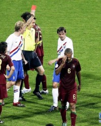  德比大战火花四溅，红黄牌频现火药味