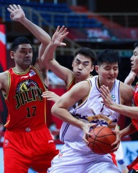  篮球名宿执教青年军，传承经验培育新人