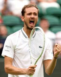  梅总温网决胜盘抢七，惊险捧起冠军奖杯