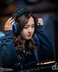  电竞女选手破纪录，巾帼不让须眉男