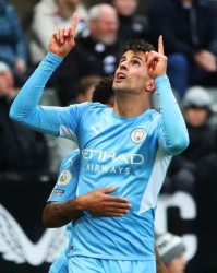  曼城客场大胜锁定半程冠军，展现统治力  