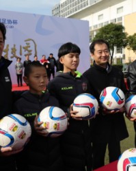  网球进校园活动启动，专业教练指导少年基础训练  