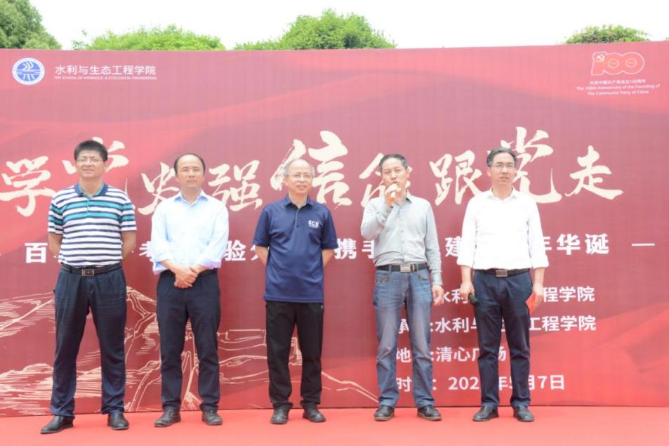  足坛名宿观战，现场指导激励士气