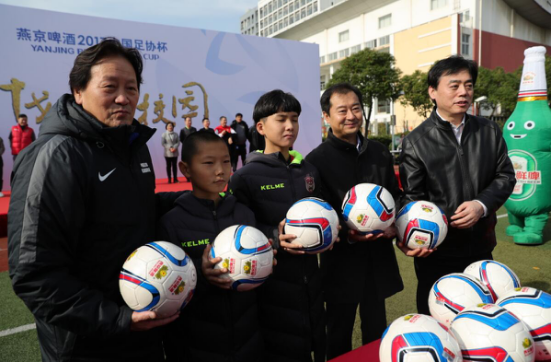  网球进校园活动启动，专业教练指导少年基础训练  