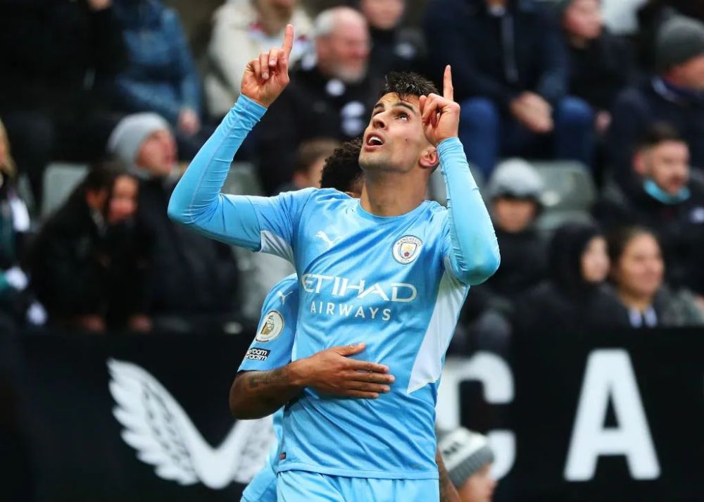  曼城客场大胜锁定半程冠军，展现统治力  