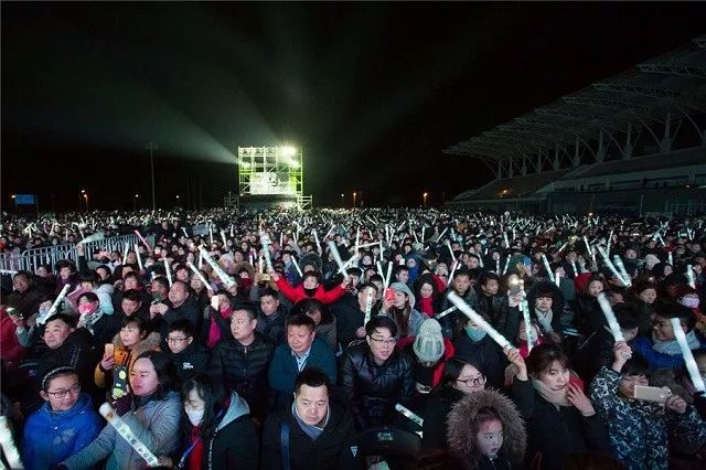  电竞场馆座无虚席，粉丝热情点燃赛场氛围  