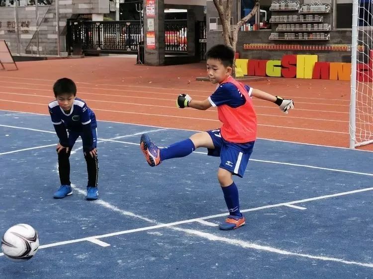  校园足球联赛开幕，青春激情点燃绿茵  