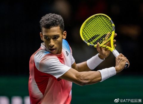  阿利亚西姆网前截击精妙，直落两盘横扫过关