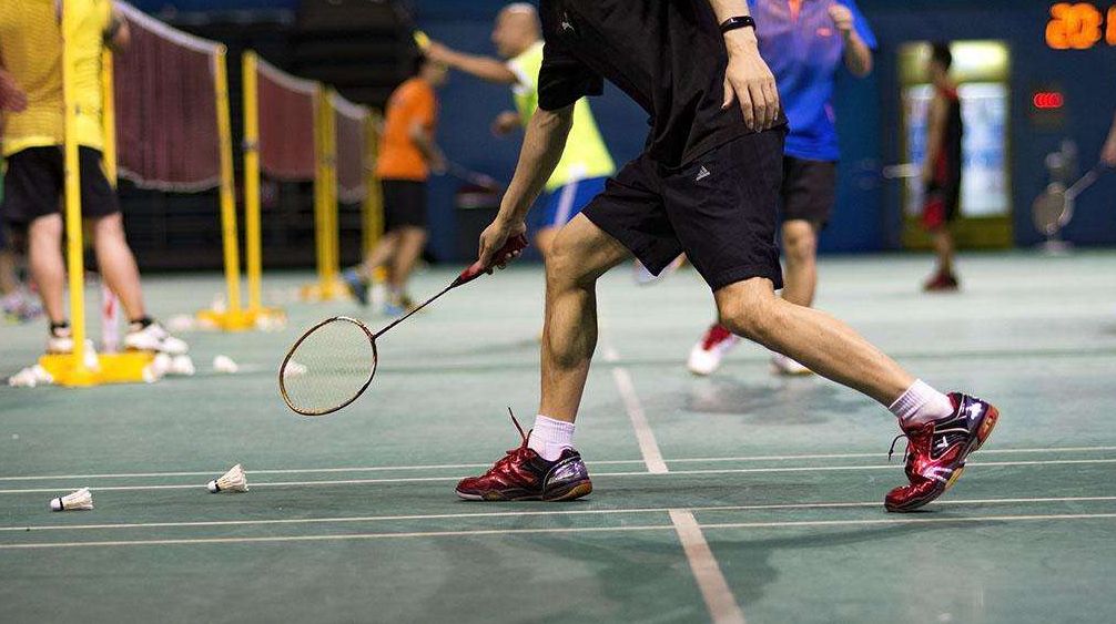  夜间灯光球场投入使用，上班族下班后挥拍健身