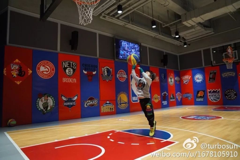  篮球明星公益行，爱心传递温暖人心