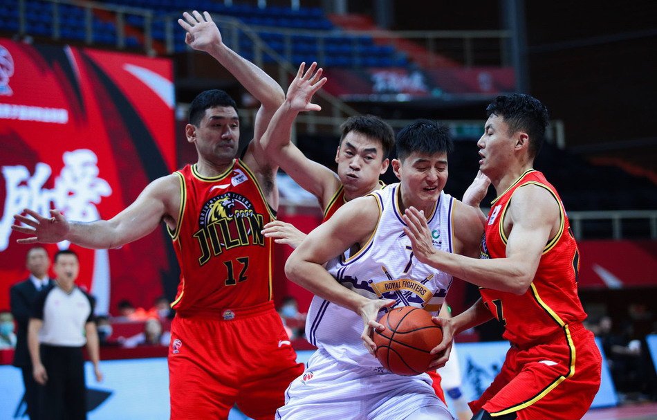  篮球名宿执教青年军，传承经验培育新人